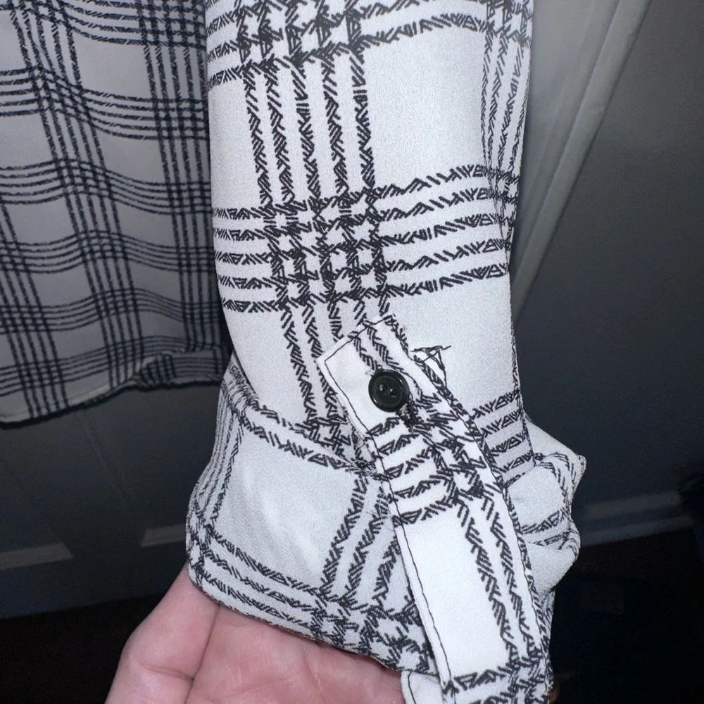 The Limited V-Neck Blouse in black and white - Picture 3 of 3